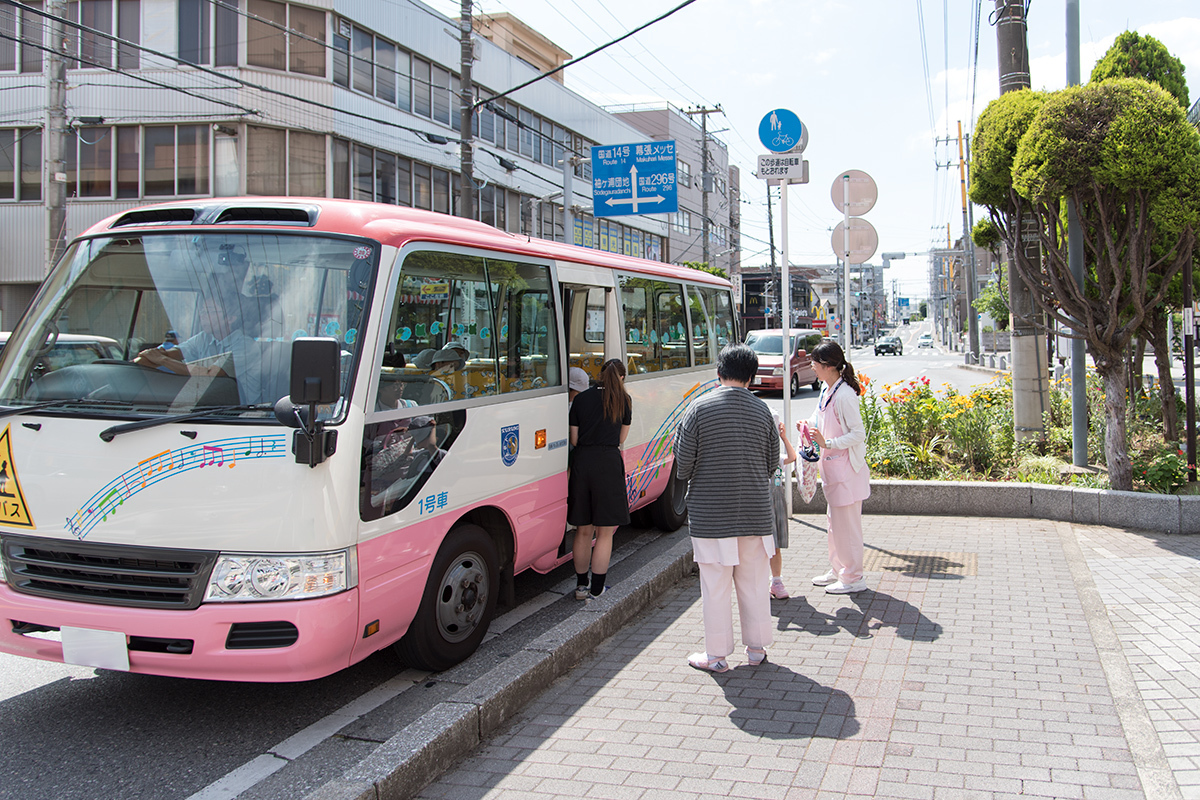 京成津田沼駅前に到着した幼稚園バスに子供をお迎えに行き、そのまま託児所に預けることができます。