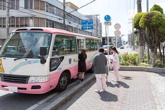 京成津田沼駅前に到着した幼稚園バスに子供をお迎えに行き、そのまま託児所に預けることができます。